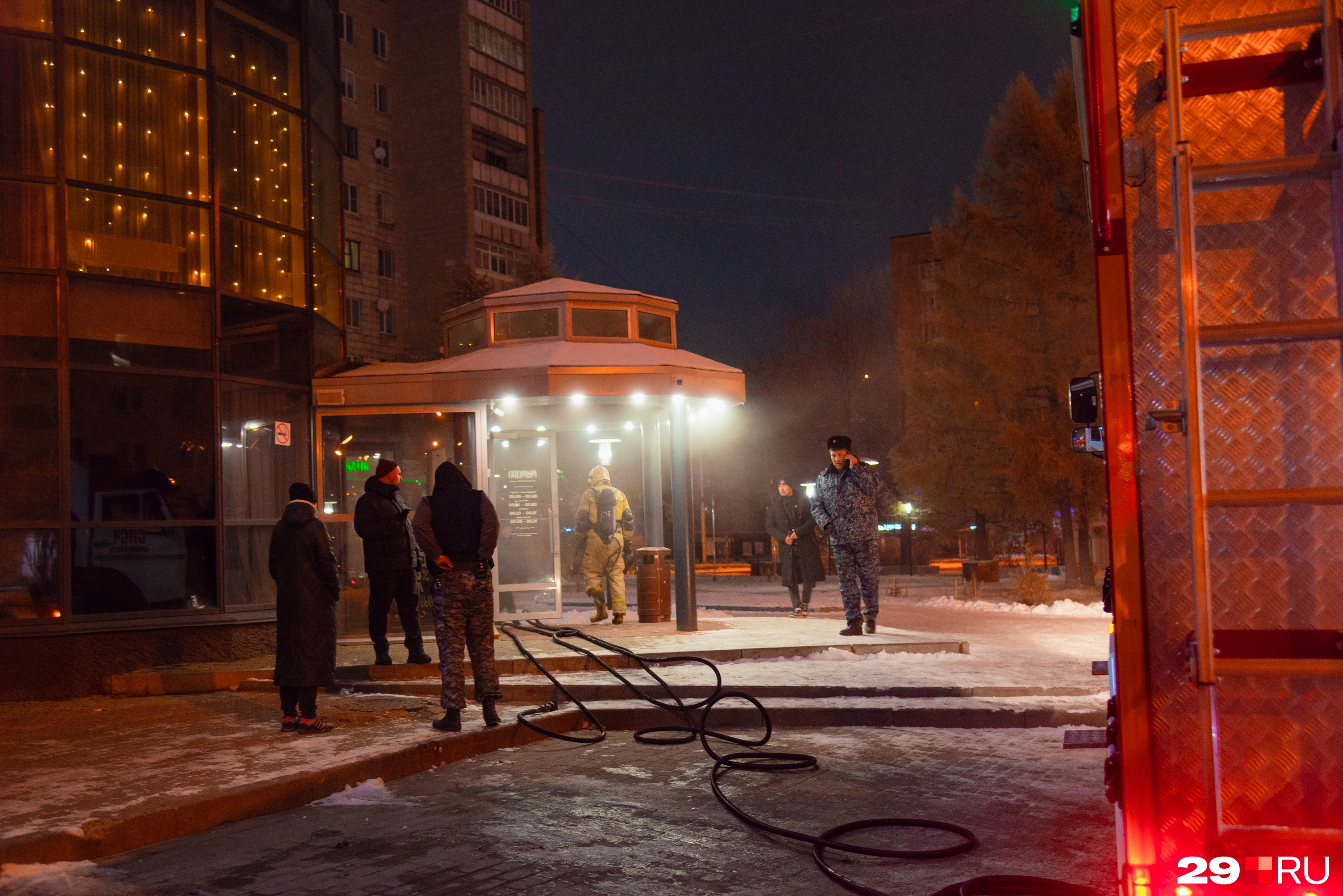 Дыма почти не было, пожар только начинался. Нужно было быстро найти его источник, чтобы избежать большого ущерба Дыма почти не было, пожар только начинался. Нужно было быстро найти его источник, чтобы избежать большого ущерба