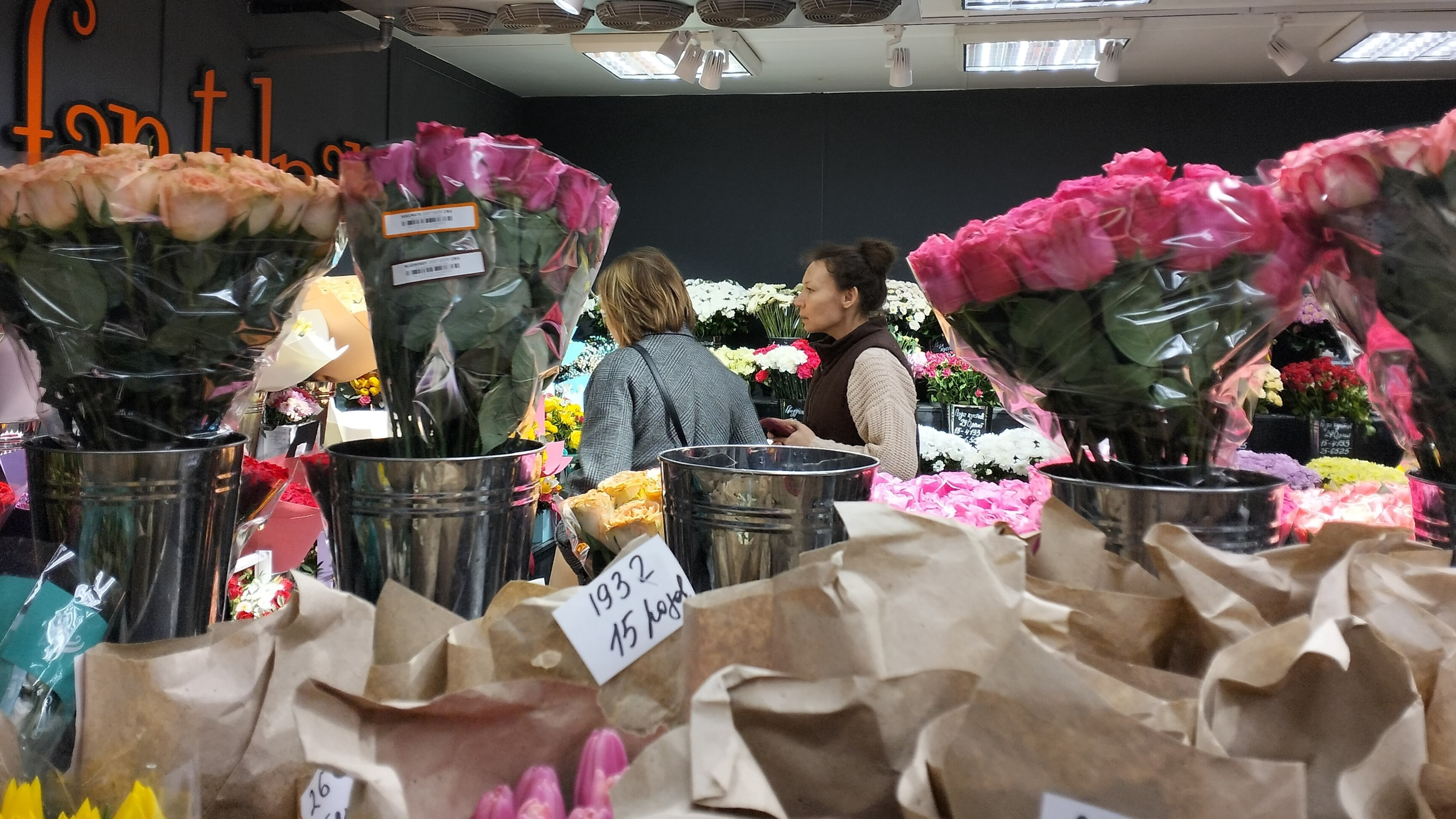 «Мимозка есть, тюльпашки тоже»: почем продают цветы к 8 Марта в Челябинске (цены неукротимо растут)