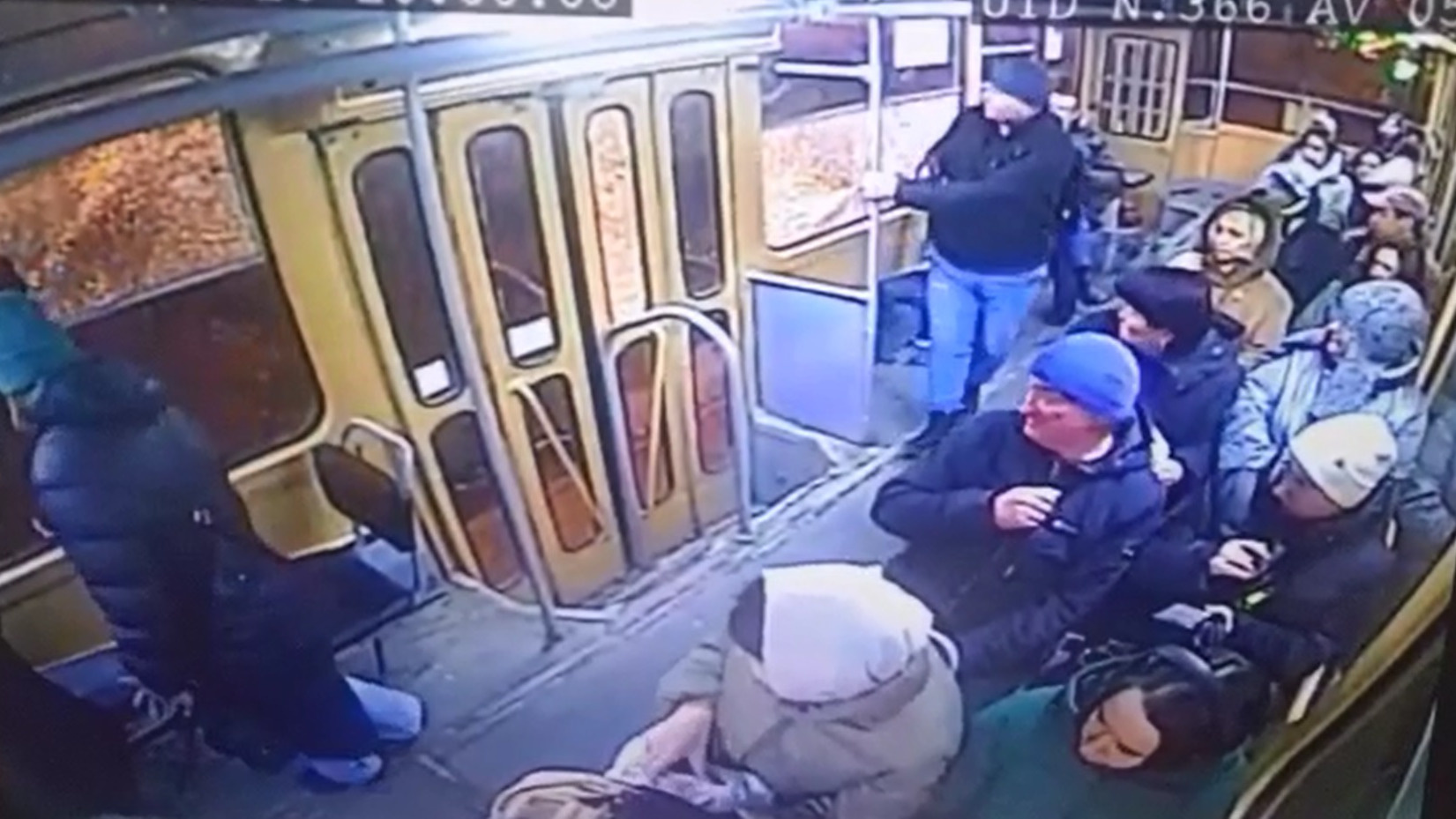 Обстрел трамвая. Расстрелянный трамвай. Обстреляли трамвай с пассажирами. Трамвай Екатеринбург.