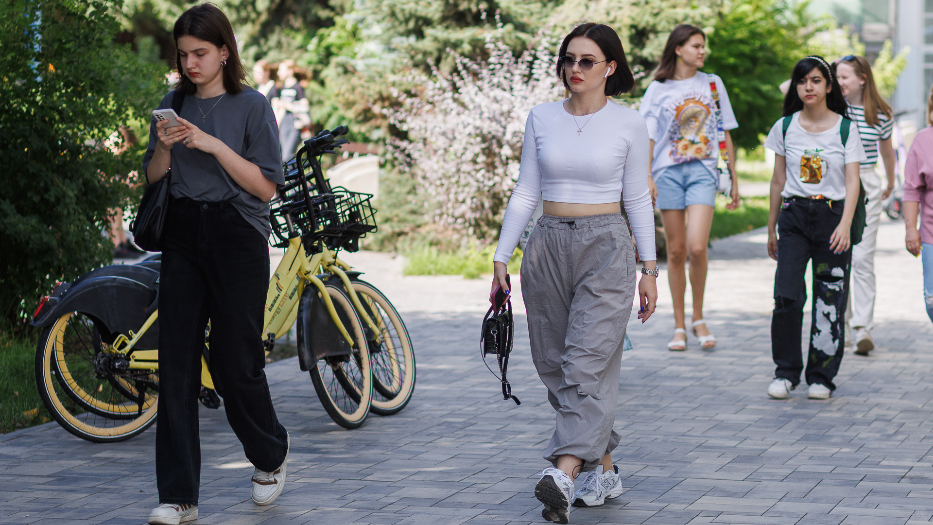 «Надоевший мешок сменяют старые деньги»: эксперты рассказали об изменчивой женской моде этим летом в Волгограде
