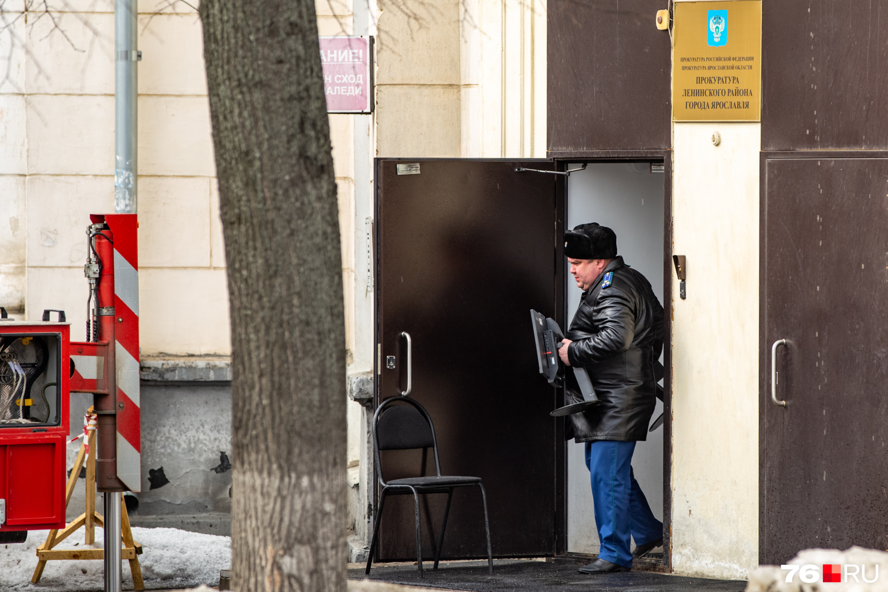 Квартиры затоплены, жильцы в слезах. 20+ эмоциональных фото с пожара в  «сталинке» на Ленина | 15.03.2024 | Ярославль - БезФормата