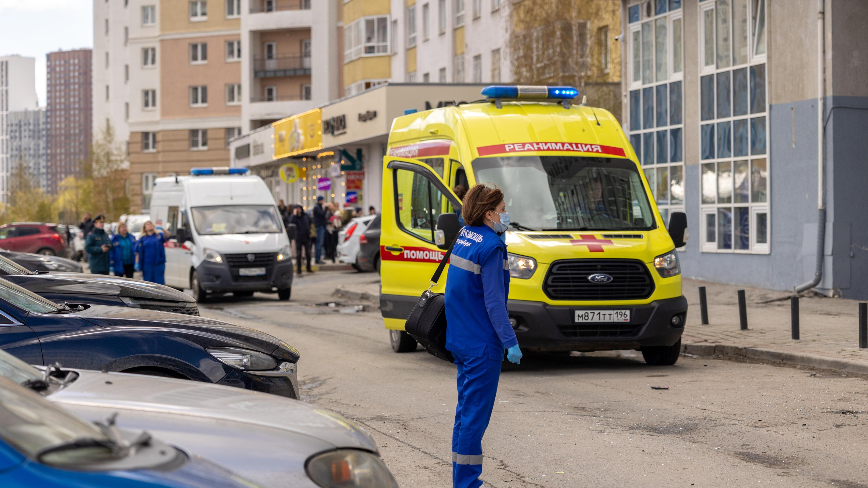 В Петербурге мурманчанин совершил суицид, отправив прохожего в реанимацию