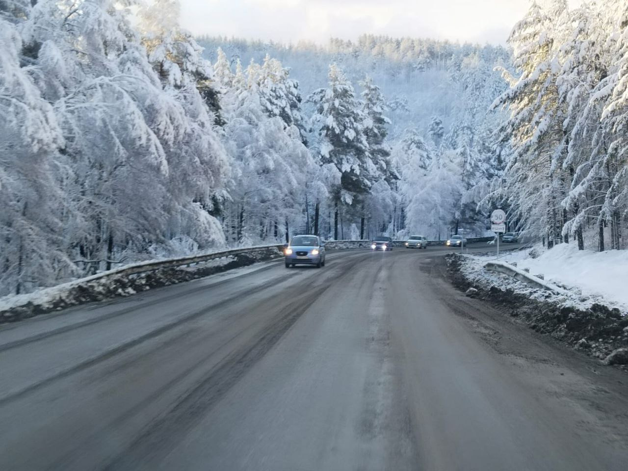 ГИБДД регулирует движение на трассе в Забайкалье после снегопада