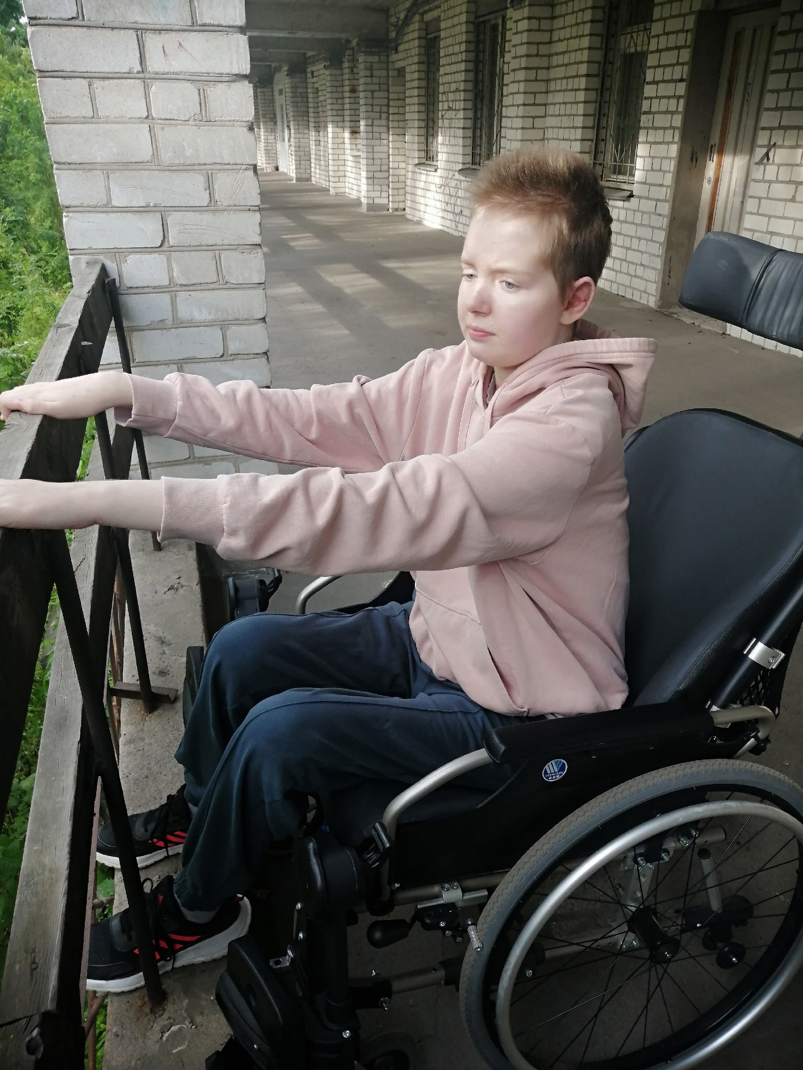 После выхода из комы Софья передвигается на инвалидной коляске