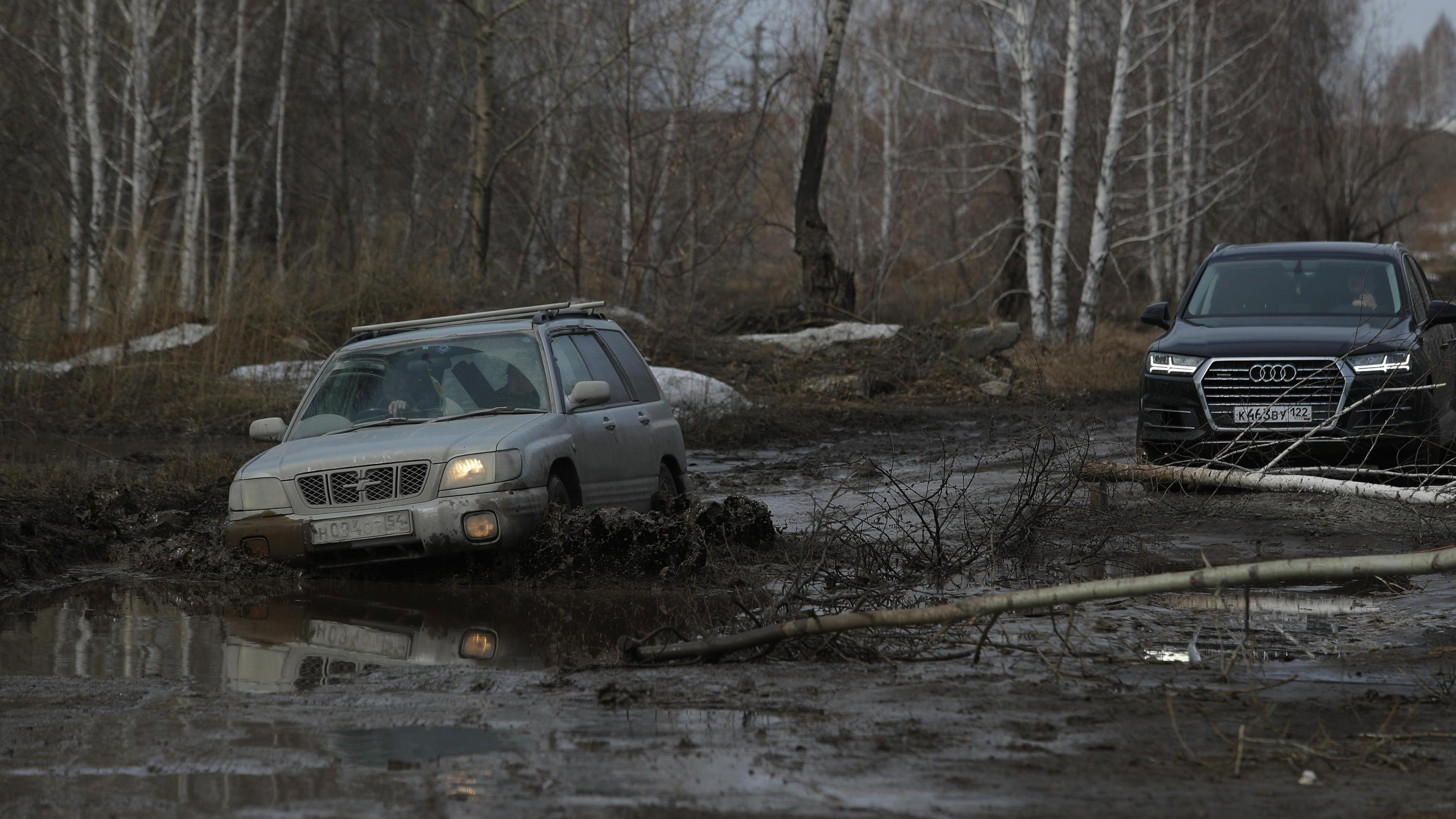 «Оставил в луже фары и бампер»: жители села под Новосибирском оказались отрезаны от мира, вместо дороги — болото грязи