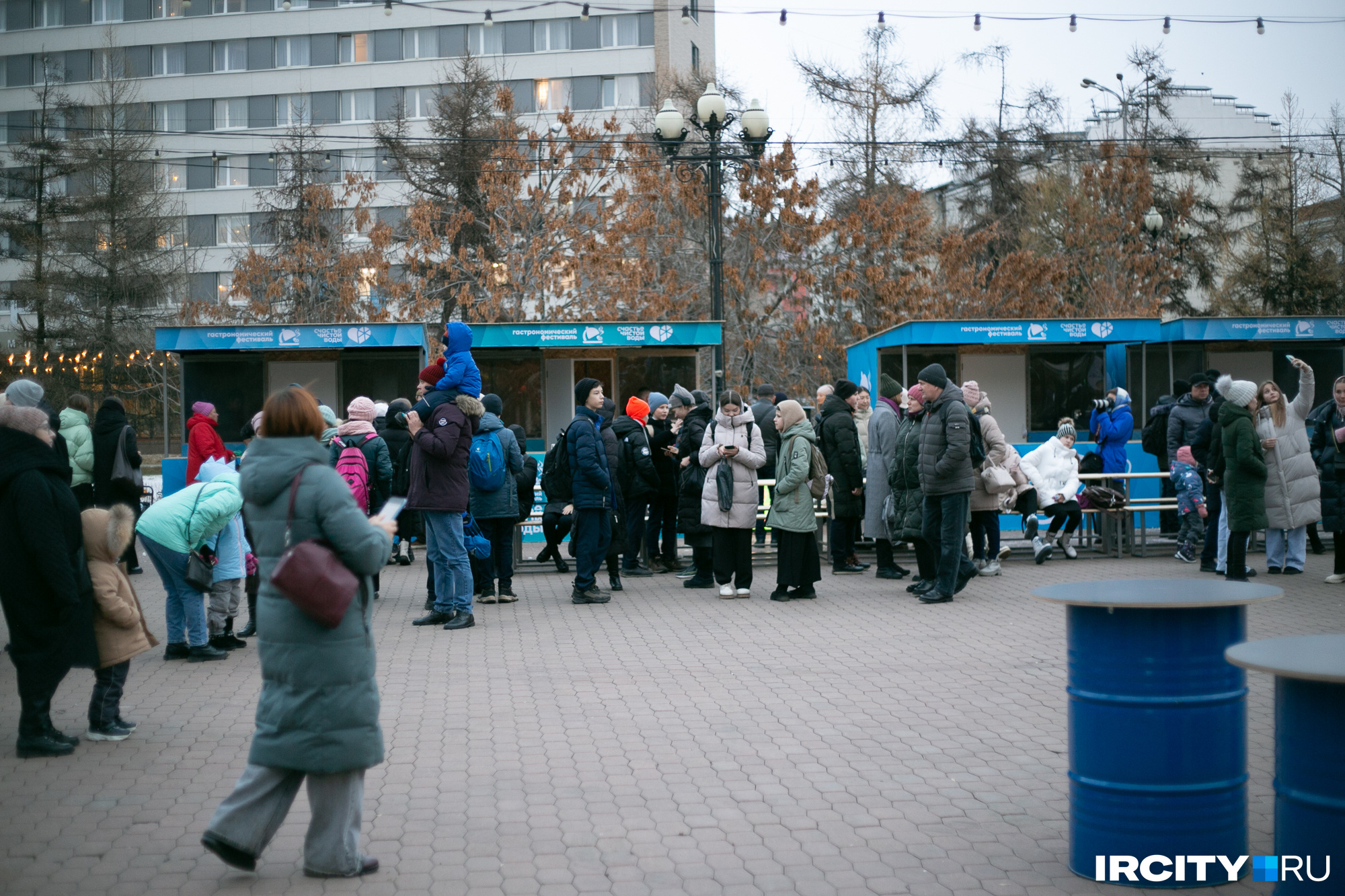 Народу в какой-то момент было даже немало, учитывая, что рабочий день к тому моменту еще не кончился. Но люди, разочаровавшись, довольно быстро покидали площадь Народу в какой-то момент было даже немало, учитывая, что рабочий день к тому моменту еще не кончился. Но люди, разочаровавшись, довольно быстро покидали площадь
