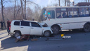 Водитель сбежал: два человека пострадали в ДТП автобуса и Toyota в Новосибирске
