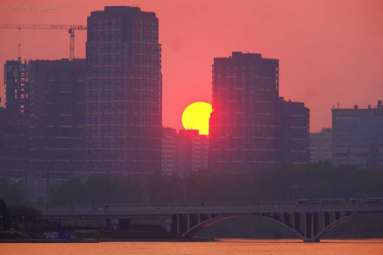«Красное солнце сгорает дотла». Екатеринбург озарил яркий закат: невероятные фото