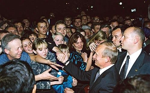 На пути в резиденцию Путин остановился в центре города, куда сразу набежало несколько десятков жителей: кто-то жаловаться, кто-то — пожать руку