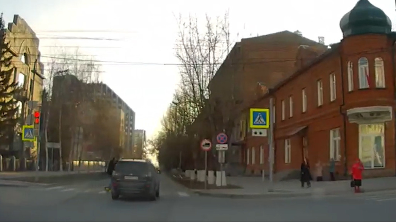 С самоката вверх тормашками: кроссовер сбил парня и девушку на переходе в центре Новосибирска — видео