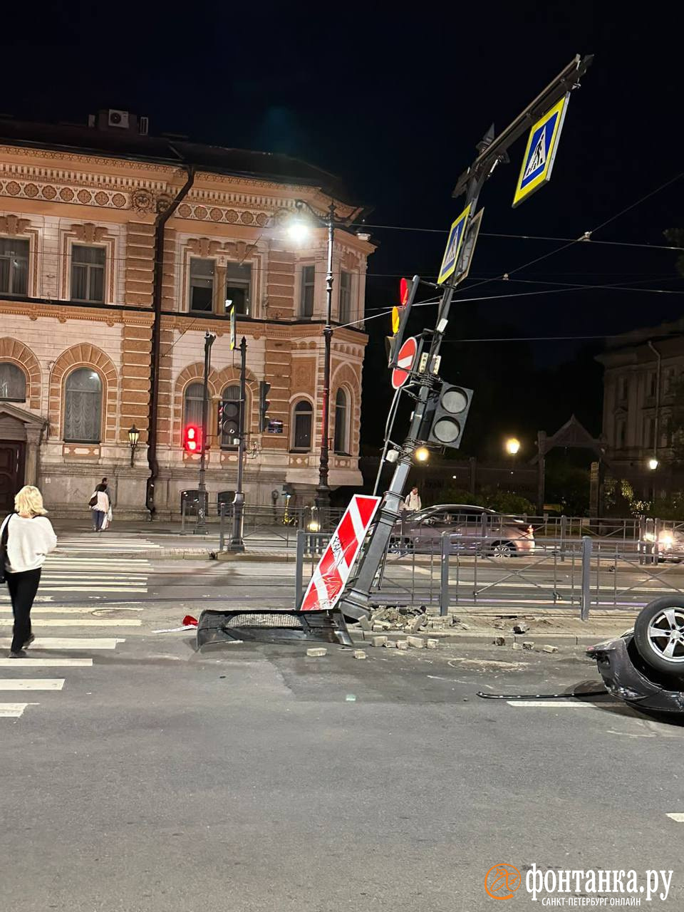 На Лиговском проспекте перевернулся седан, на Рубинштейна — такси врезалось  в дом - 25 июля 2023 - ФОНТАНКА.ру