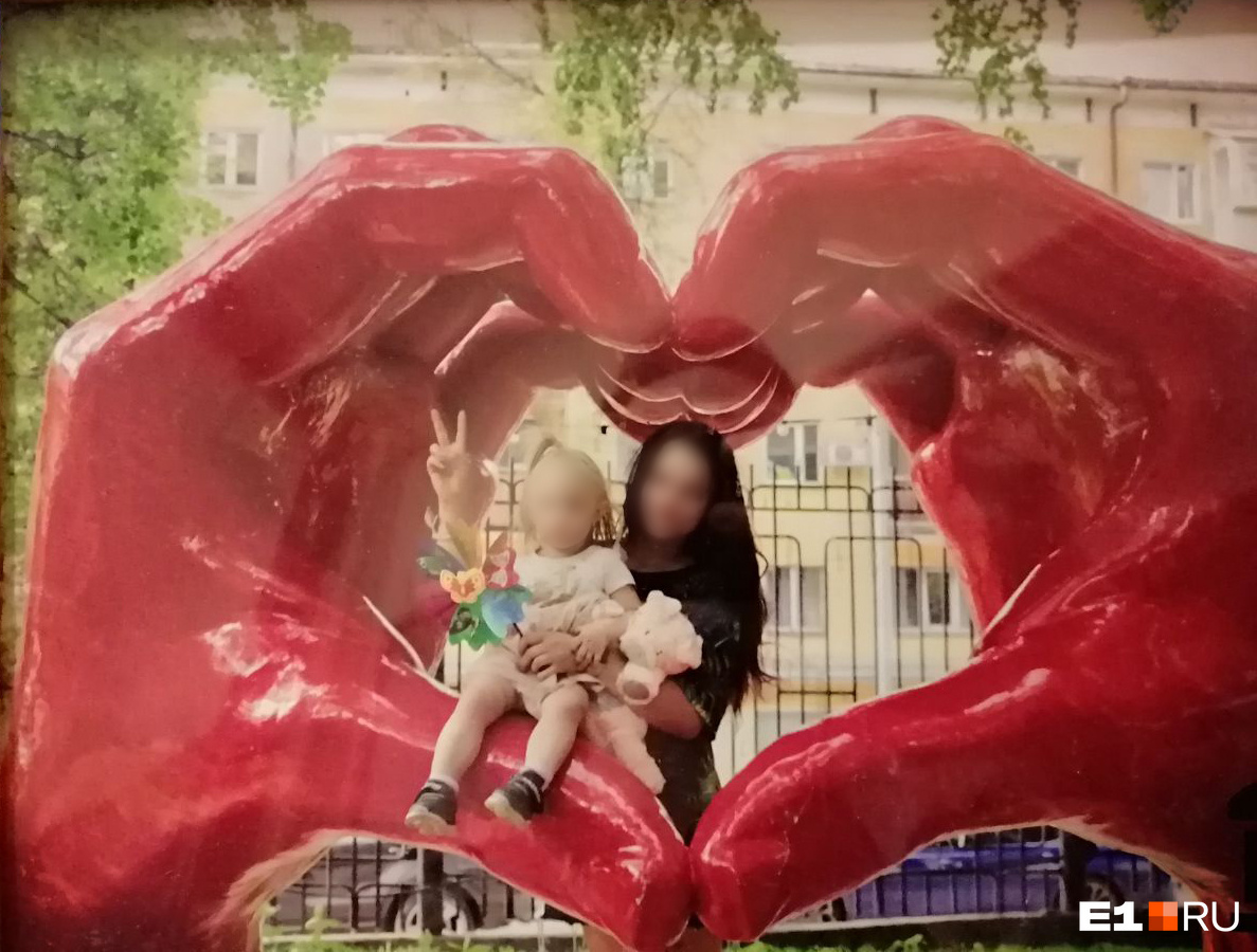 «Вытащила — она уже не дышала». Мама утонувшей двухлетней девочки из Екатеринбурга рассказала, как случилась трагедия