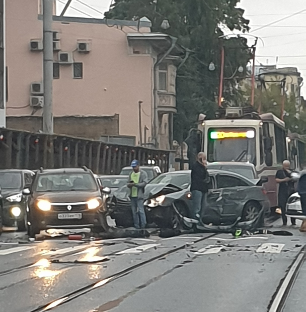 ДТП с машиной ГИБДД остановило трамваи на Лесном, авария на Добролюбова в  Петербурге - 21 сентября 2023 - ФОНТАНКА.ру