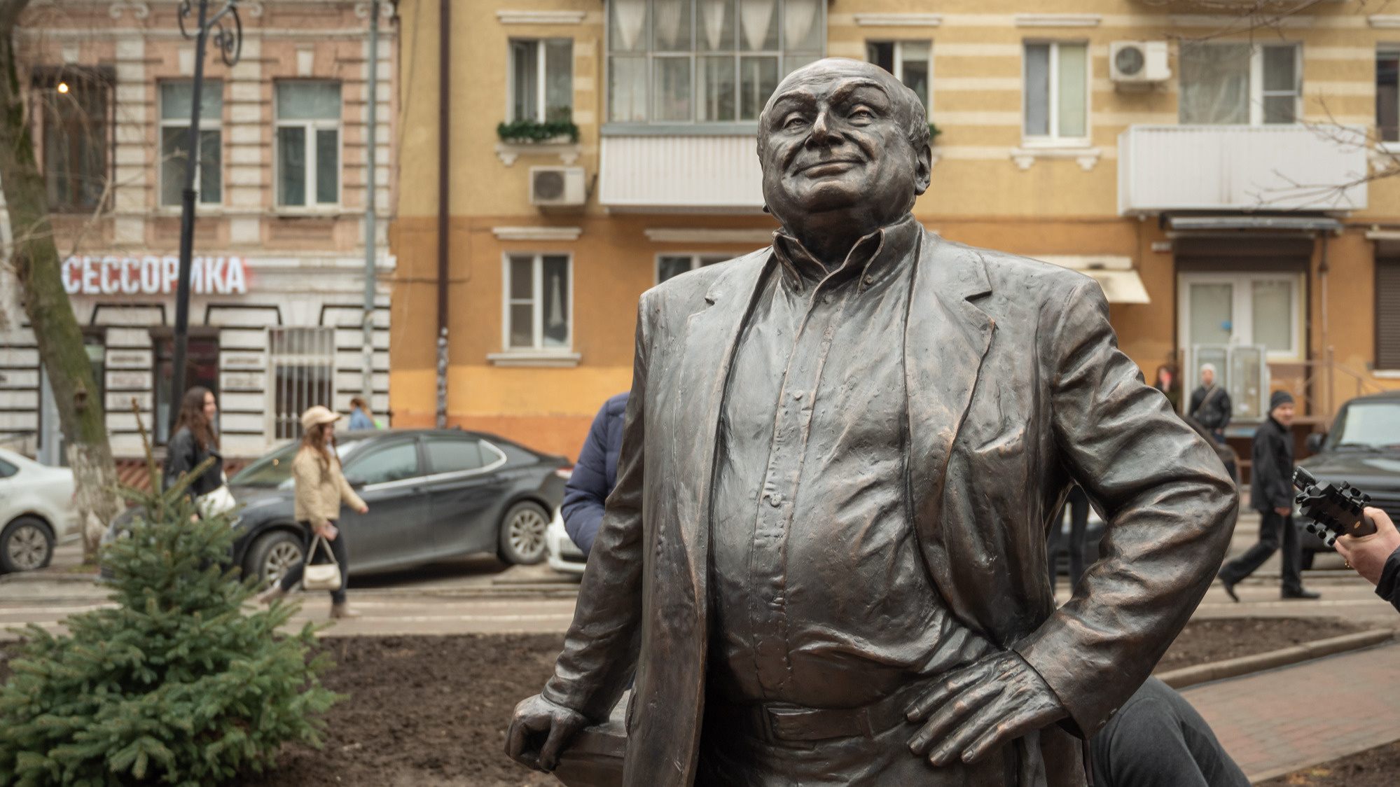 «Тоскливая неуместность». Почему памятник Жванецкому в Ростове вызвал скандал на всю страну