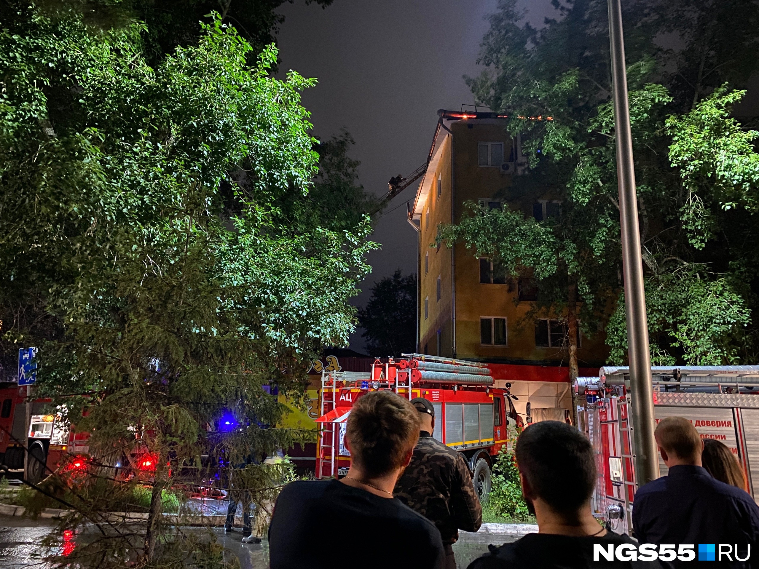 Побороть пламя полностью пожарные смогли в 03:41. После полной просушки сетей в доме восстановят газоснабжение и дадут электричество Побороть пламя полностью пожарные смогли в 03:41. После полной просушки сетей в доме восстановят газоснабжение и дадут электричество