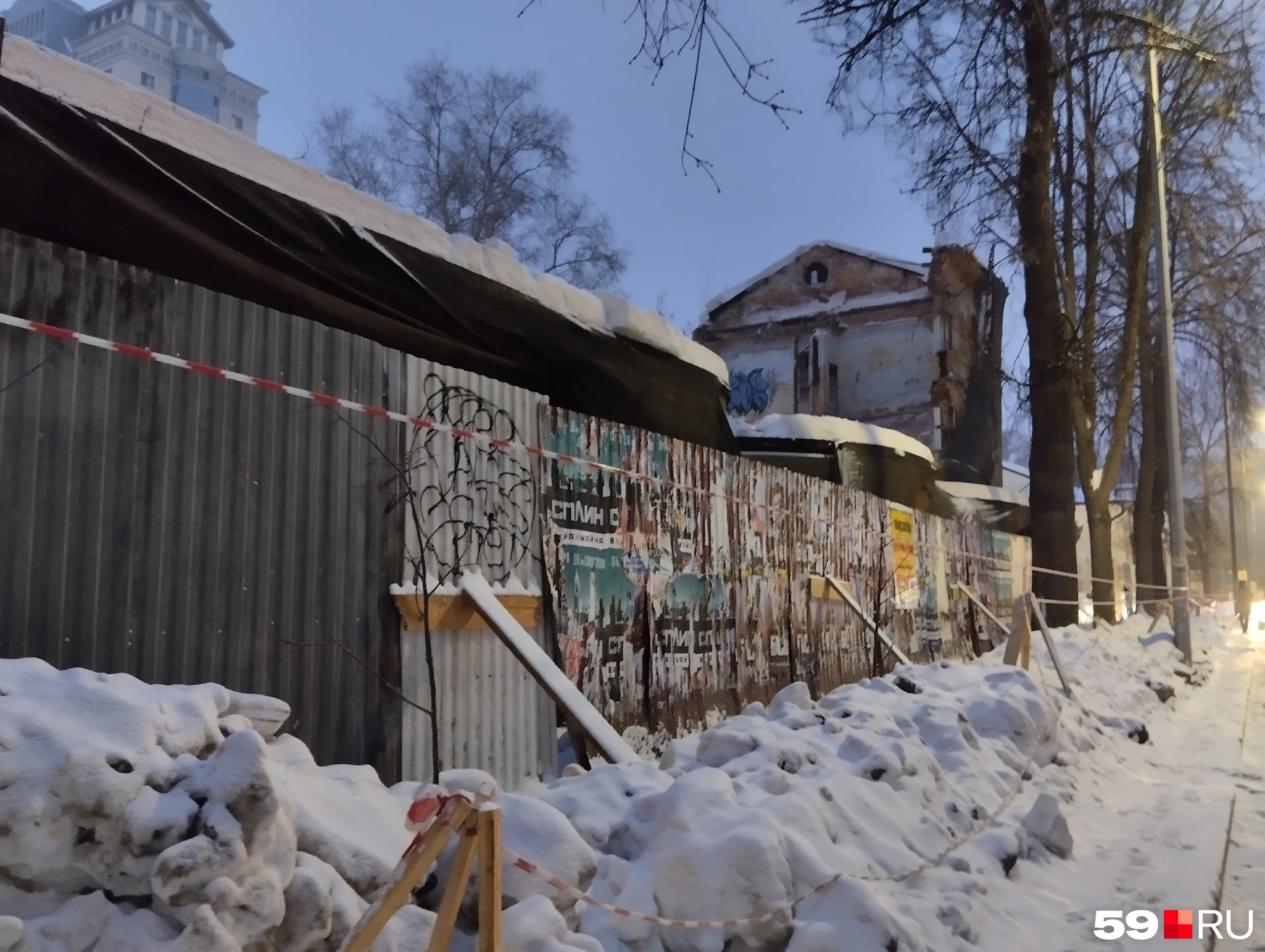 От здания на Краснова остались части первого этажа и торцевая стена От здания на Краснова остались части первого этажа и торцевая стена
