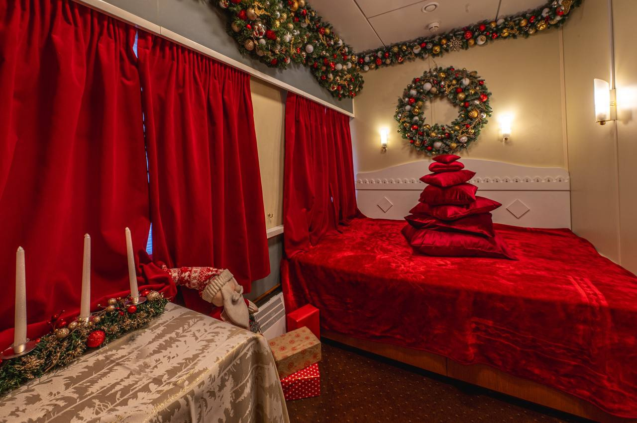 Даже спальня Деда Мороза выглядит волшебно