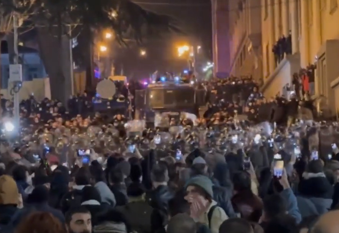 Грузия протестует. «Молотовы» летят в полицию, а обратно – резиновые пули