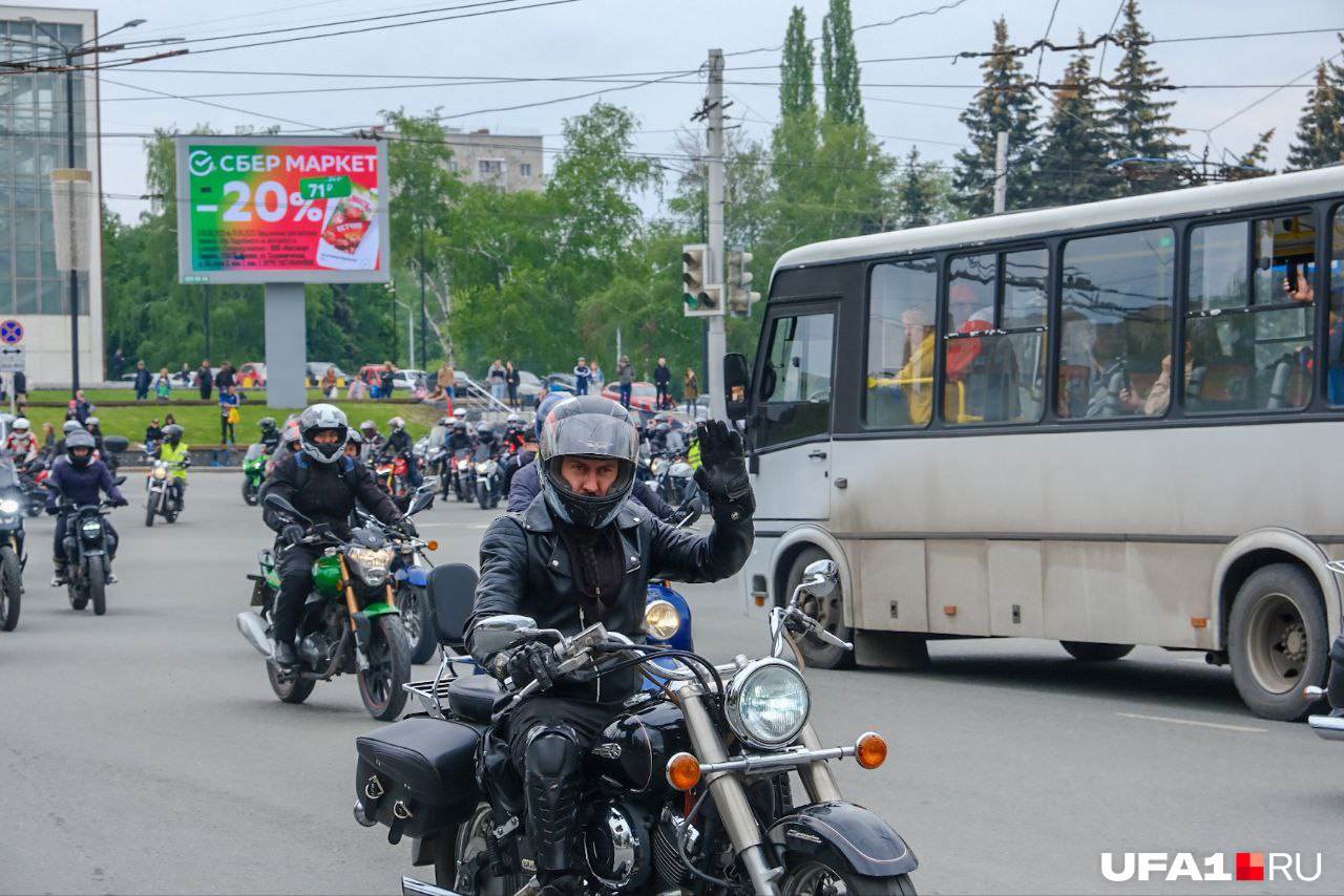 Байкеров, кажется, было сотни