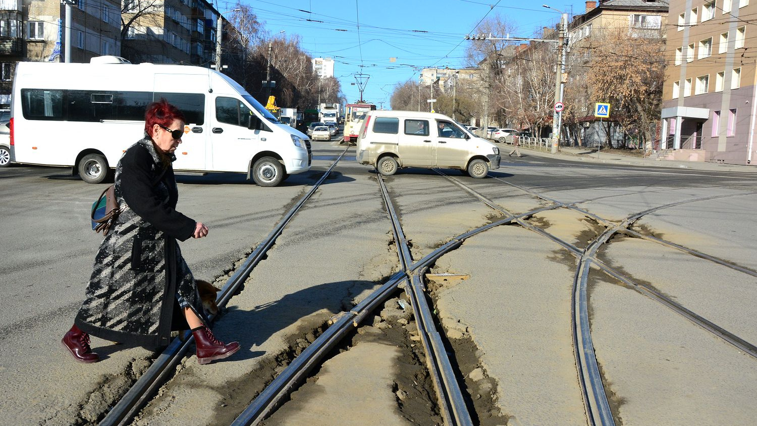 Аж позвоночник вываливается: смотрим, во что превратились трамвайные переезды Челябинска весной