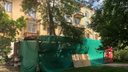 «Казан с собой привезли, а биотуалета нет»: под окнами дома в тихом центре Новосибирска развернули строительный городок