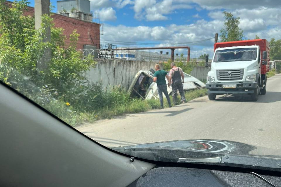 «Туда две скорые промчались». В Нижегородской области автобус с пассажирами опрокинулся в кювет