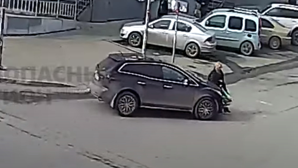 Ехал прямо на нее: появилось видео, как автомобиль сбил женщину на переходе в Ярославле