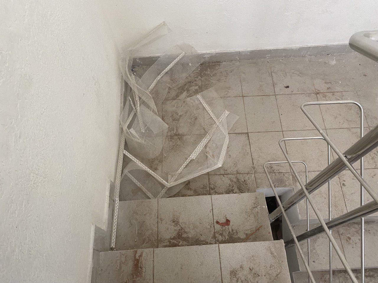 Строительный мусор встречает даже на лестнице в технические помещения в подвале