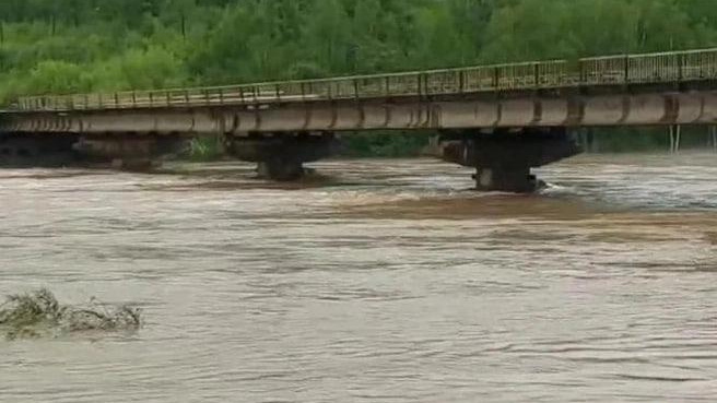 Автомобильный мост в посёлке Забайкалья, подмытый паводком в 2022 году, пока не дождался ремонта