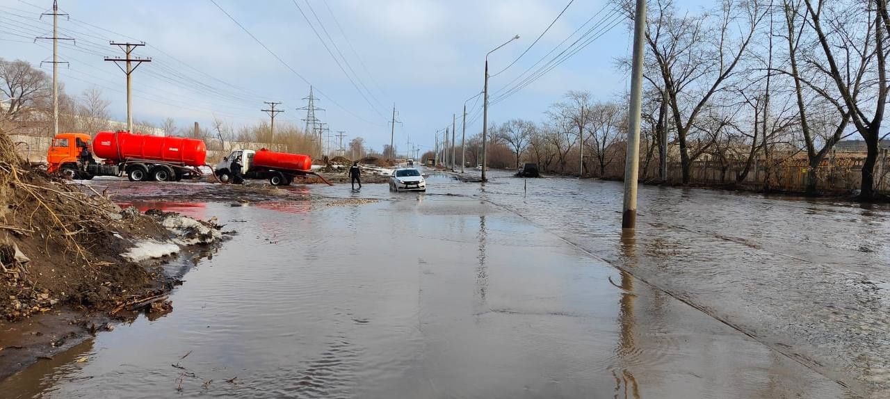 Дорожники пытаются устранить последствия потопа