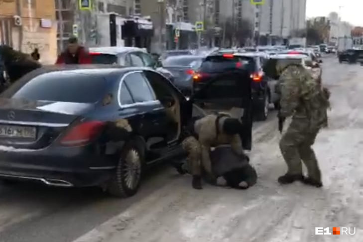 В центре Екатеринбурга силовики с автоматами задержали двух мужчин. Что произошло?