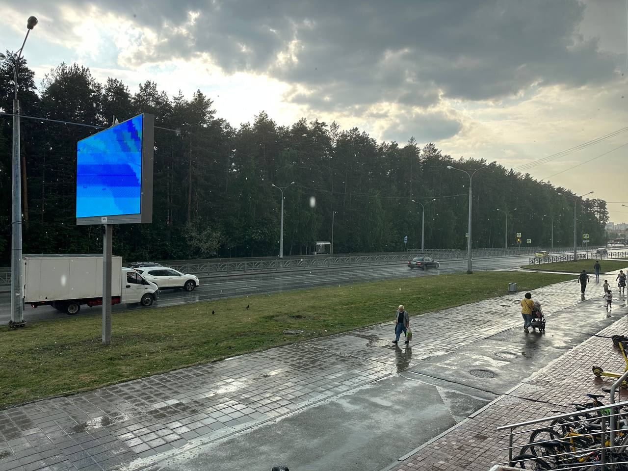 Из-за дикой жары горожане уже позабыли, что такое свежесть и прохлада Из-за дикой жары горожане уже позабыли, что такое свежесть и прохлада