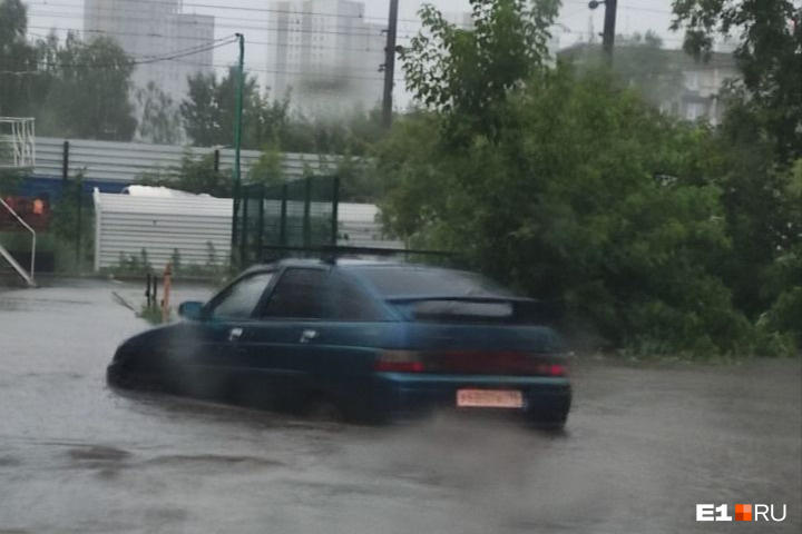 Улицы затопило, машины тонут в воде: в Екатеринбурге начался мощный ливень