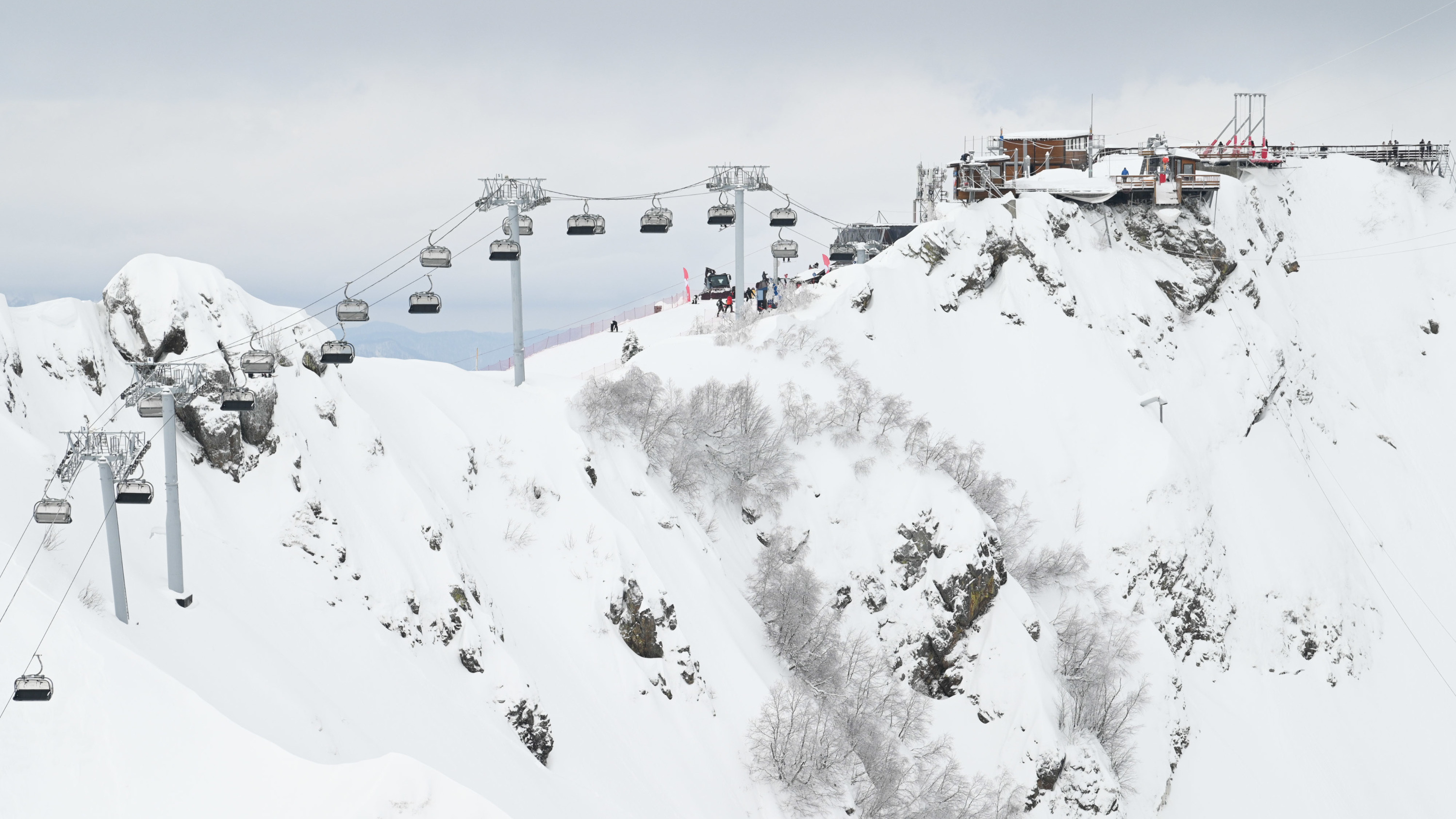 Упала на снег. На горнолыжном курорте в Сочи умерла туристка из Самары