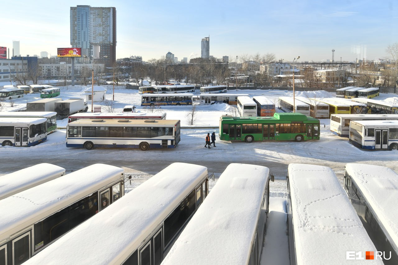 Десятки автобусов простаивают в автопарке Екатеринбурга. В мэрии объяснили, почему они не возят пассажиров