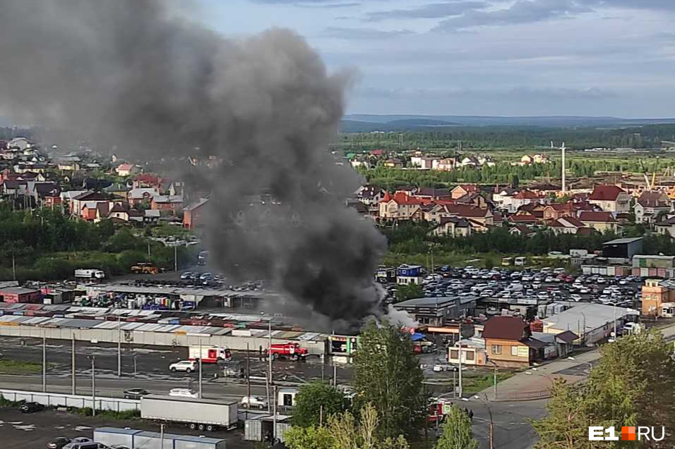 В Екатеринбурге вспыхнул рынок. Огонь охватил 300 квадратных метров