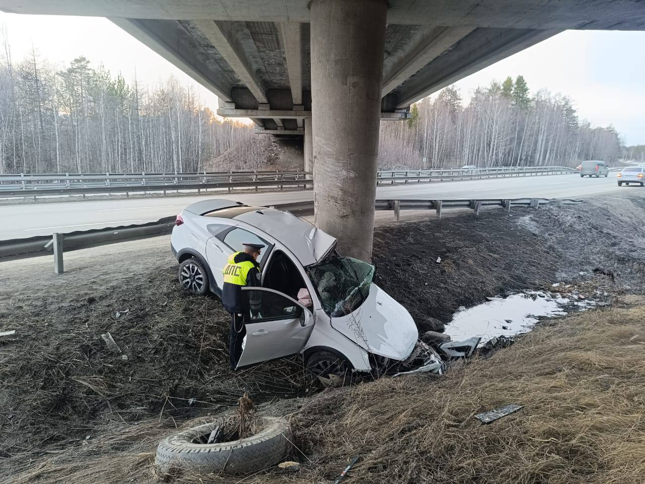 На Серовском тракте водитель погиб в смертельной аварии. Он врезался в опору моста