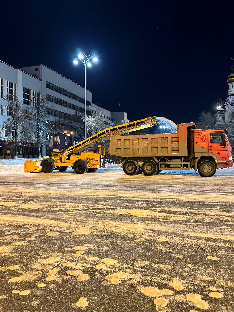 Работали сотни самосвалов и тракторов: коммунальщики показали, как всю ночь убирали снег в Екатеринбурге