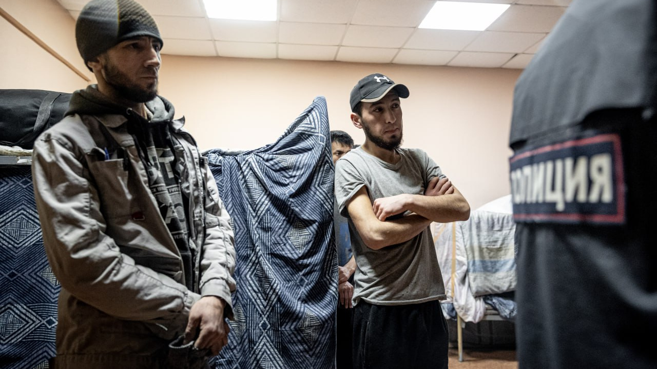 «По-русски кто-то говорит?»: силовики во время рейда с участием 74.RU вручили мигрантам повестки, а один попытался сбежать
