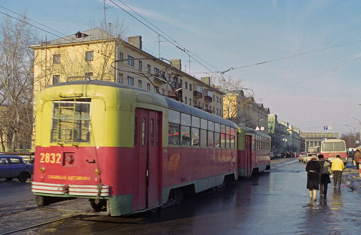 Трамвай на улице Чкалова около рынка «Центральный», 1999 год
