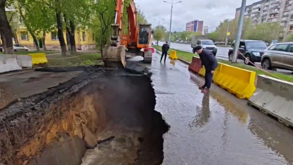Чиновники назвали причину обрушения асфальта в Челябинске: онлайн-трансляция