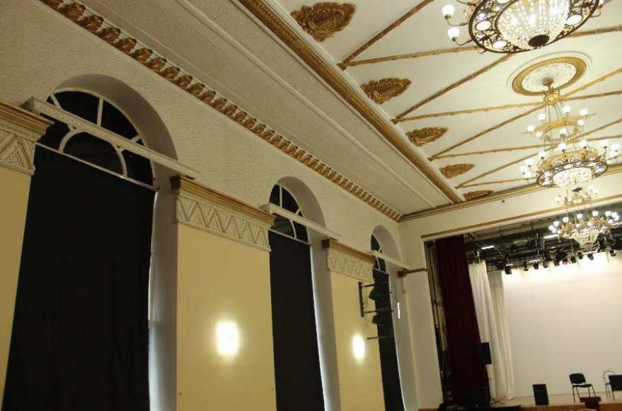 В «Башкультнаследии» отметили и то, как оформлен актовый зал: между оконными проемами находится пояс с выступом и узорами на нем. Часть декора на потолке позолочена