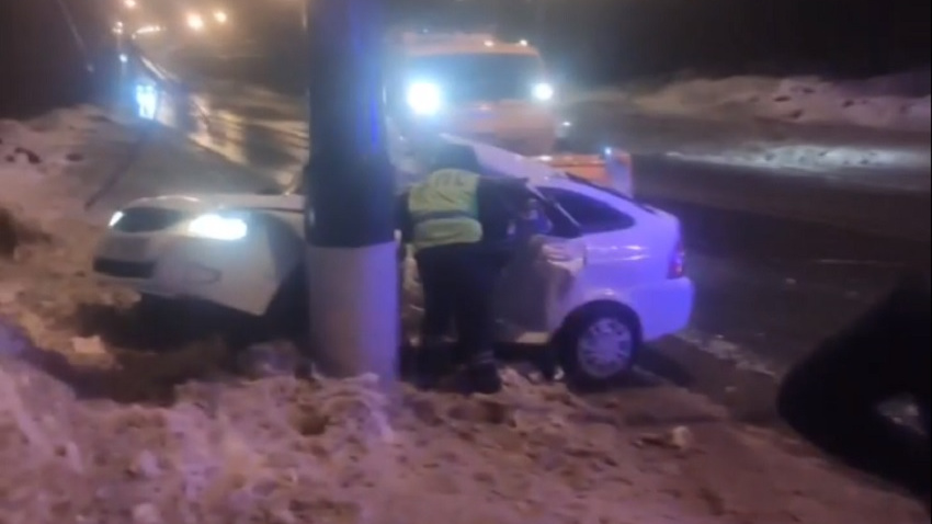 Авто «обняло» столб: очевидцы сняли видео последствий ДТП в тольяттинской «долине смерти»