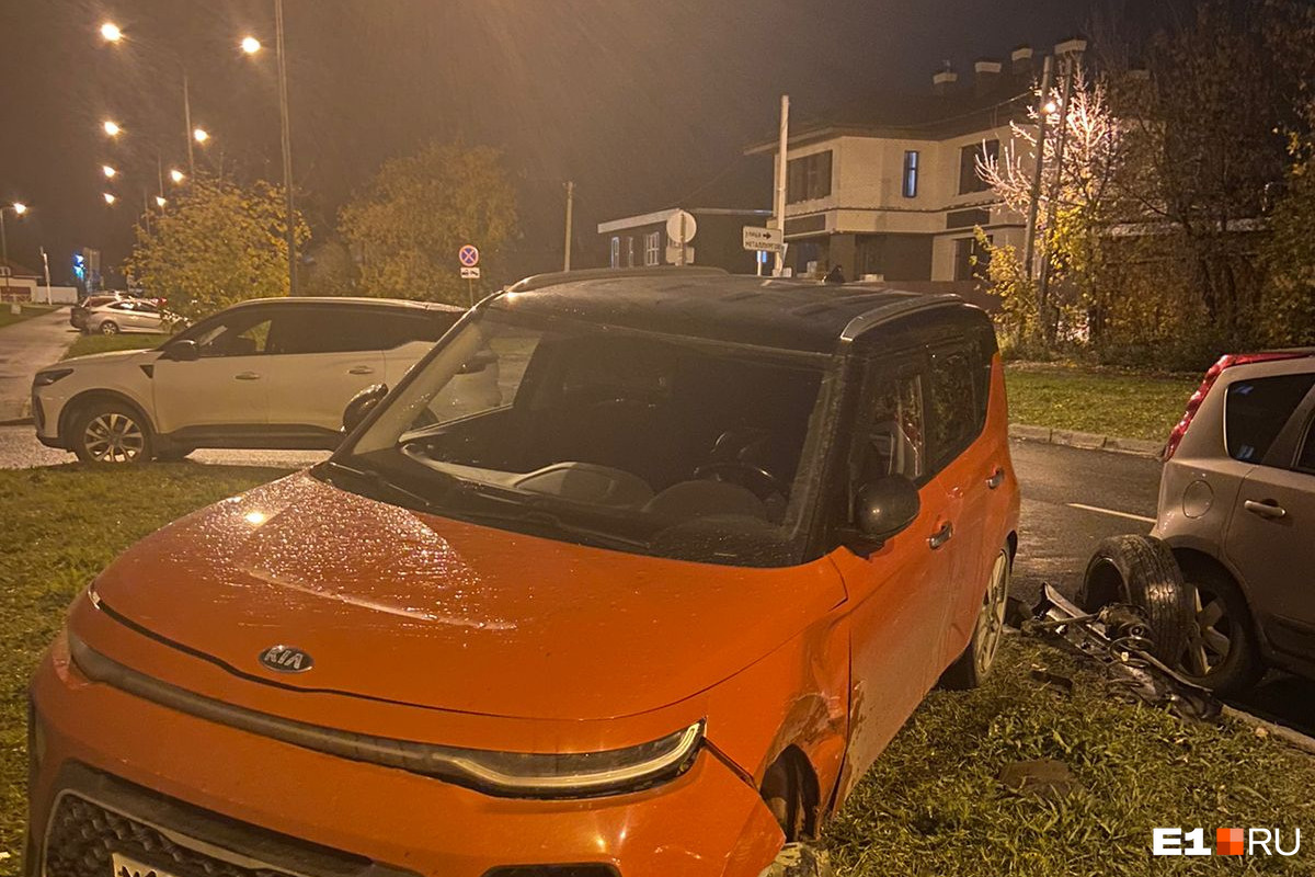 Под Екатеринбургом пьяная дама на Infiniti врезалась в припаркованные автомобили