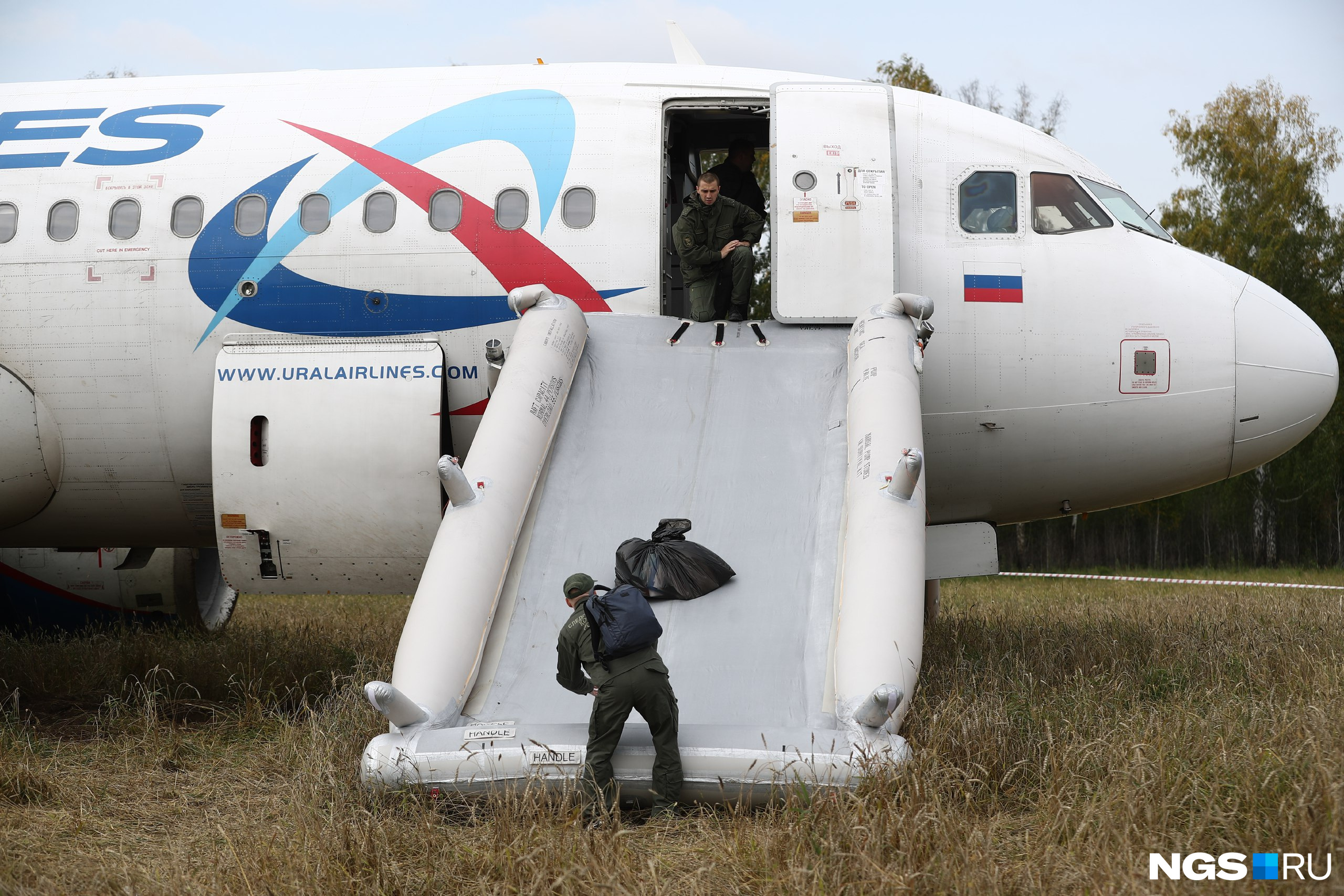 Пассажиры оставили вещи на борту во время эвакуации