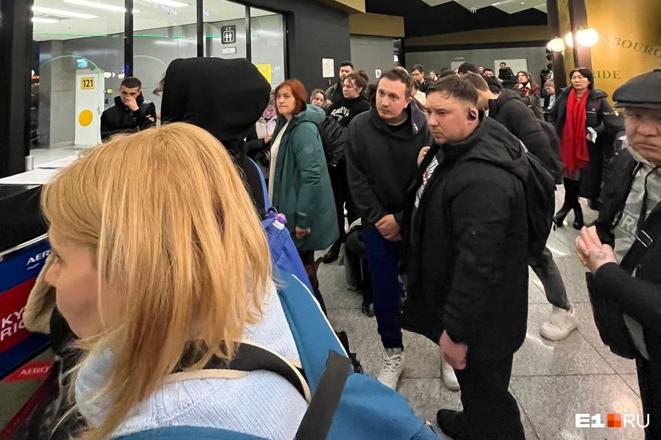 «Вы издеваетесь?» Екатеринбурженка устроила истерику в аэропорту из-за переноса рейса: видео