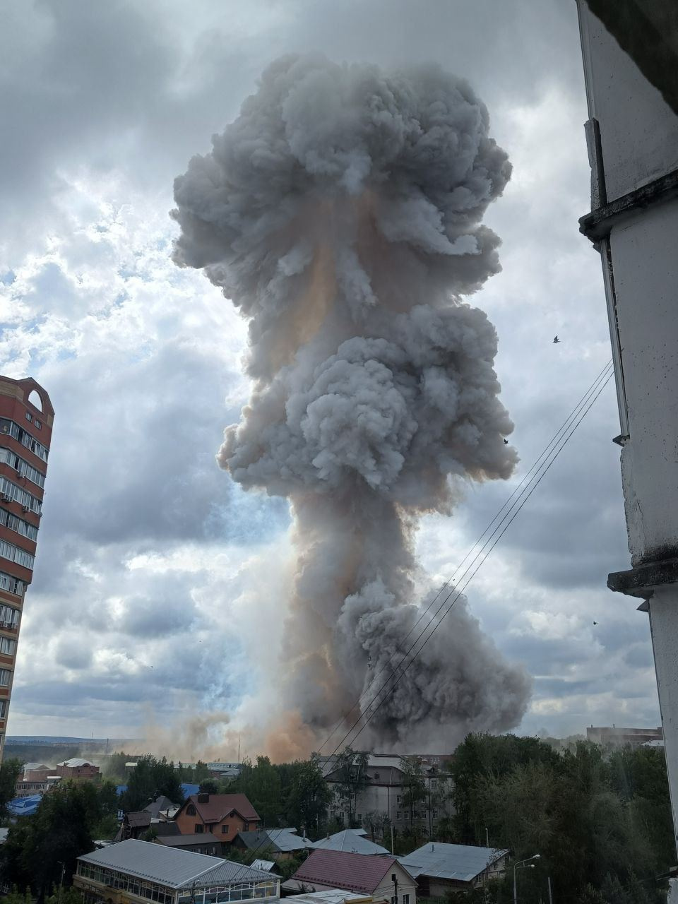 Вырывается огромный столб дыма. В подмосковном Сергиевом Посаде взорвался  оптико-механический завод: онлайн-репортаж | 09.08.2023 | Санкт-Петербург -  БезФормата