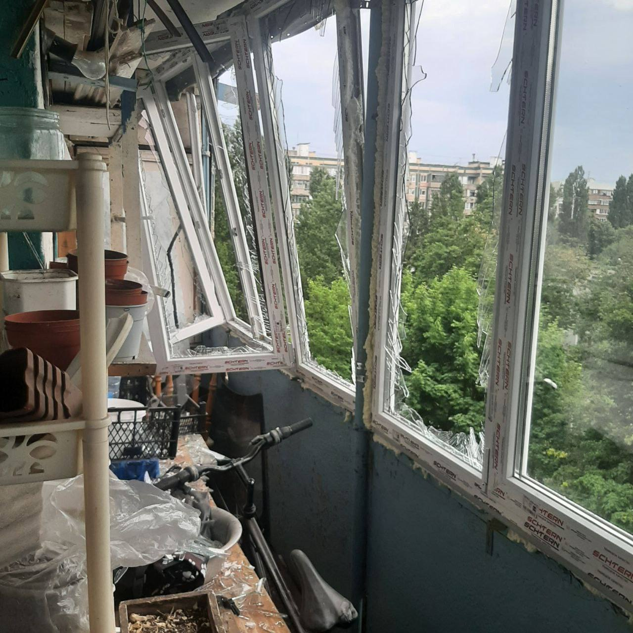 В Белгороде дрон врезался в многоквартирный жилой дом и сдетонировал