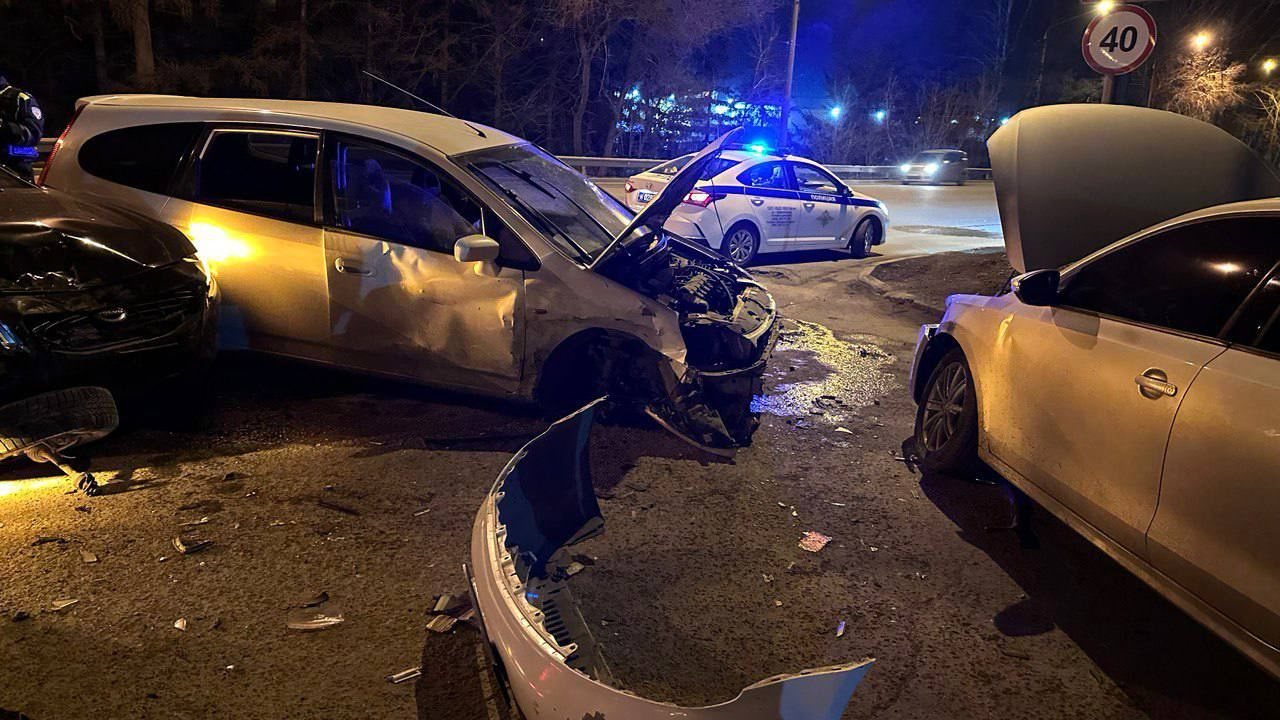 «Отлетел в колесо, сломав полморды»: в Новосибирске произошло массовое ДТП с тремя автомобилями — фото