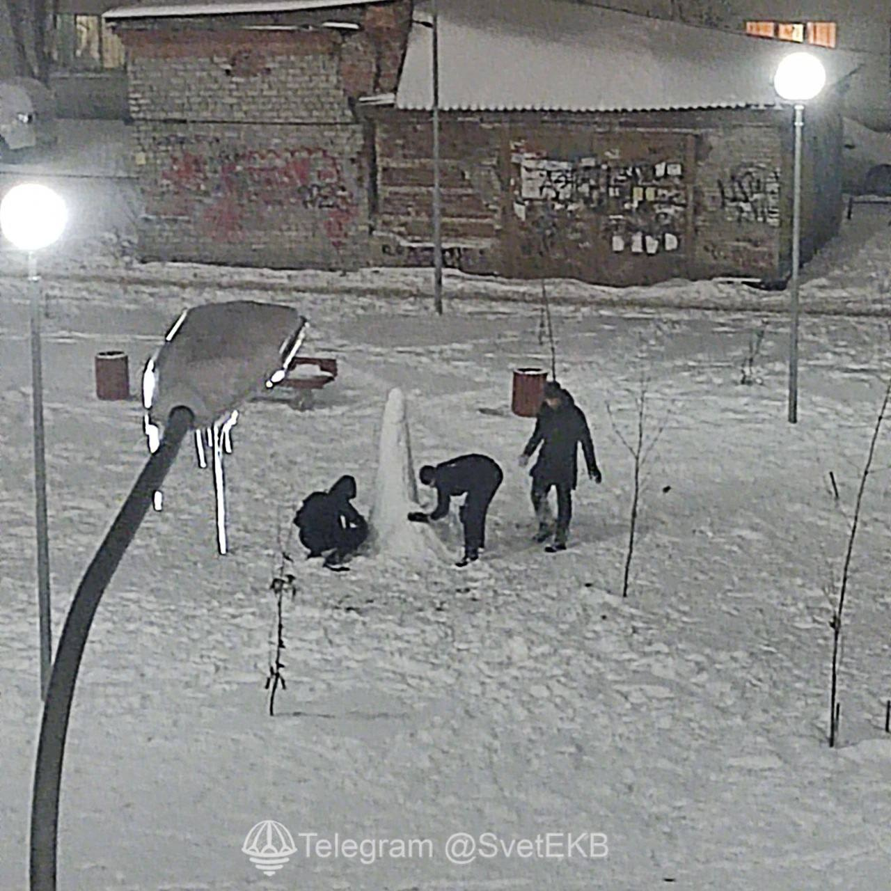 Екатеринбург заполонили гигантские снежные пенисы. Что говорят власти?